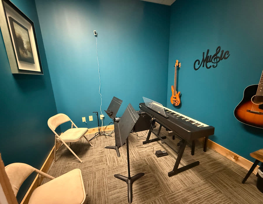 A lesson room with keyboard and guitar